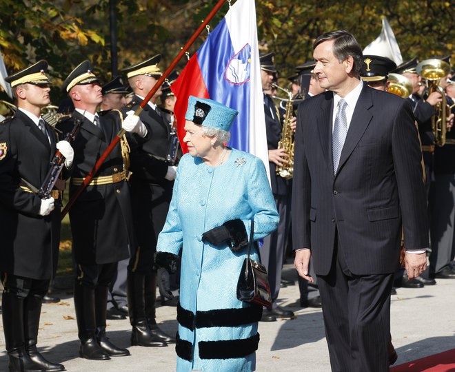 Kraljico, ki je imela tedaj 82 let, so najprej s spremstvom prepeljali na Brdo pri Kranju, kjer jo je z najvišjimi vojaškimi častmi sprejel predsednik Türk FOTO: Blaž&nbsp;Samec/Delo
