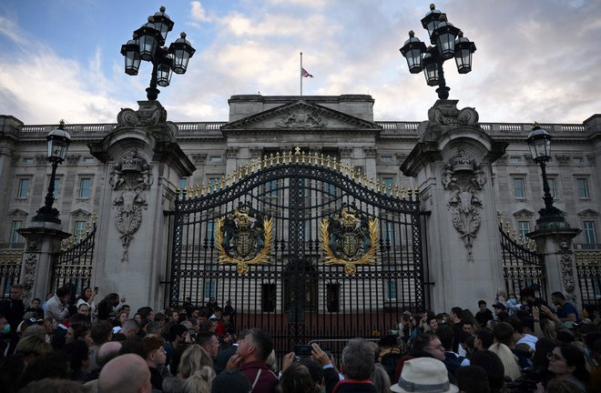 Britansko zastavo na Buckinghamski palači so takoj po objavi kraljičine smrti spustili na pol droga. FOTO: Daniel Leal/AFP
