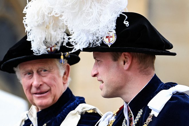 Kako se bo kralj Karel III., na fotografiji s sinom&nbsp;Williamom,&nbsp;znašel v čevljih svoje matere? Na prevzem položaja so ga pripravljali dolga leta. FOTO: Toby Melville/AFP
