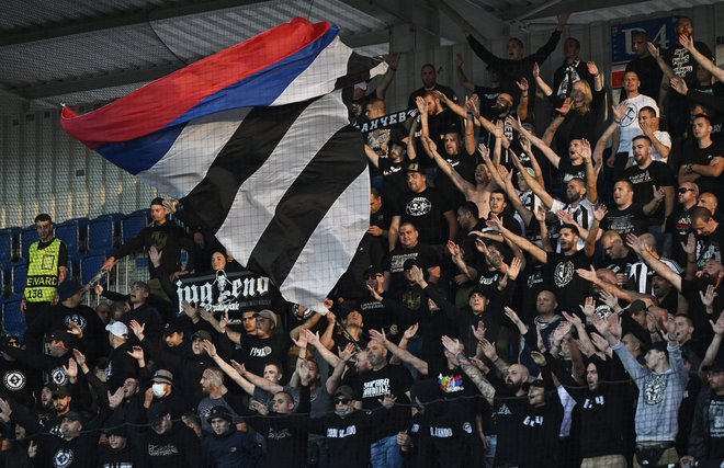 Navijači Partizana med tekmo nogometne konferenčne lige v češkem&nbsp;Uherskem Hradištu. FOTO: Radovan Stoklasa/Reuters
