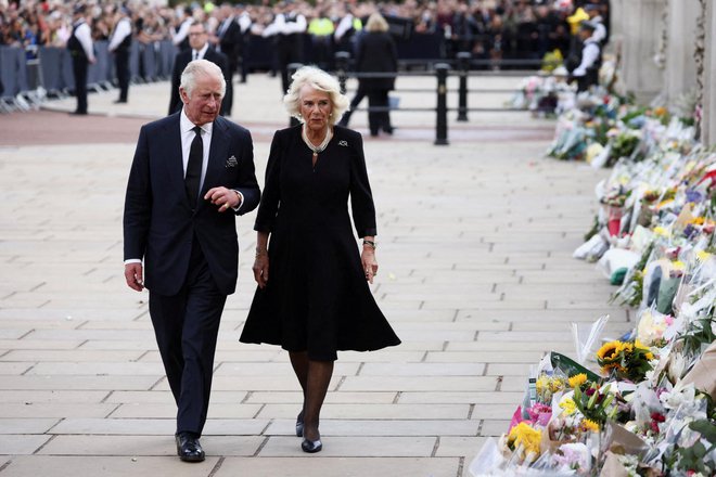 Kralja je ob prihodu v London, kamor se je v spremstvu kraljice soproge Camille iz škotskega posestva Balmoral, pričakalo več tisoč podanikov. FOTO: Henry Nicholls Reuters
