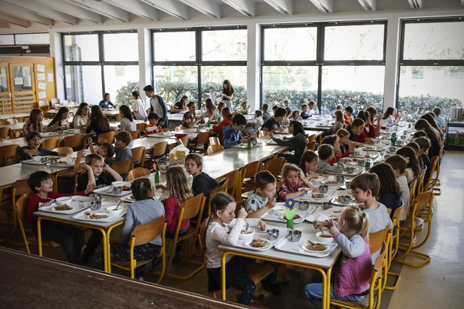Zakonodaja določa, da morajo šole zagotoviti malico, ostali obroki so tržna dejavnost. Dnevno v vzgojno-izobraževalnih ustanovah pripravijo 700.000 obrokov. FOTO: Uroš Hočevar
