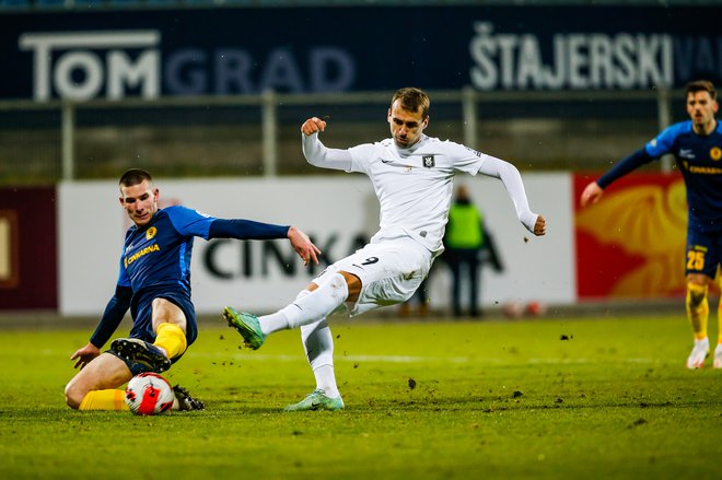 Osrednja tekma 9. kola 1. SNL je celjsko-ljubljanski dvoboj, v katerem bo imel znova eno od glavnih vlog prvi Olimpijin strelec Mustafa Nukić (desno). FOTO: Črt Piksi/Delo
