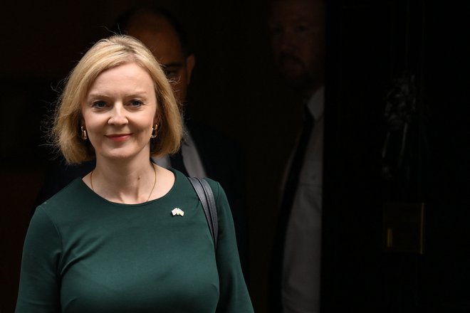 Vzpon Liz Truss na oblast je spremljal dvom o tem, ali bo sposobna rešiti potapljajočo se ladjo, na katero spominja konservativna stranka. FOTO: Daniel Leal/Afp
