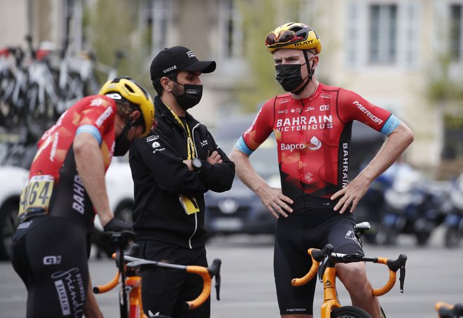 Fred Wright v pogovoru z Avstrijcem Marcom Hallerjem pred začetkom lanske 18. etape dirke po Franciji.&nbsp;FOTO: Benoit Tessier/Reuters
