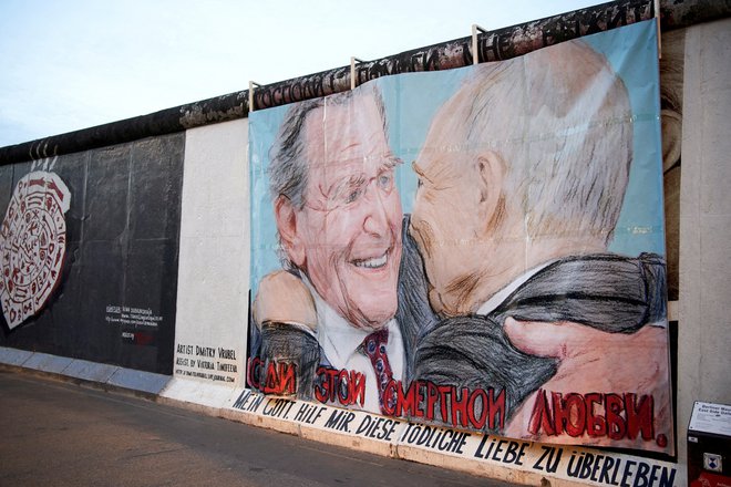 Nemški kancler Gerhard Schröder je simbol vzpostavljanja nevarne odvisnosti Nemčije od Rusije pri preskrbi s plinom. &raquo;Moj Bog, pomagaj mi preživeti to smrtno ljubezen,&laquo; je zapisano pod sliko objemanja Schröderja in Putina na ostanku berlinskega zidu, poimenovanem East Side Gallery. FOTO: Reuters
