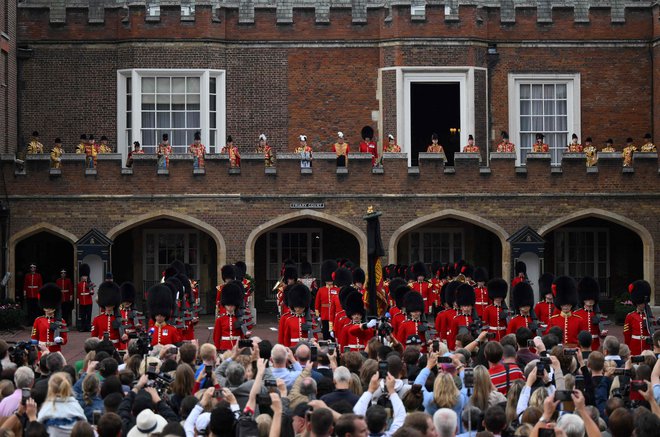 Javna razglasitev novega kralja na balkonu londonske palače St. James. FOTO: Daniel Leal/Afp
