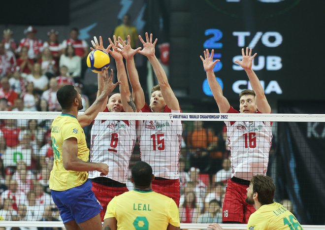 Poljaki (v belem) so si zagotovili prvo finalno vstopnico. FOTO: Jože Suhadolnik
