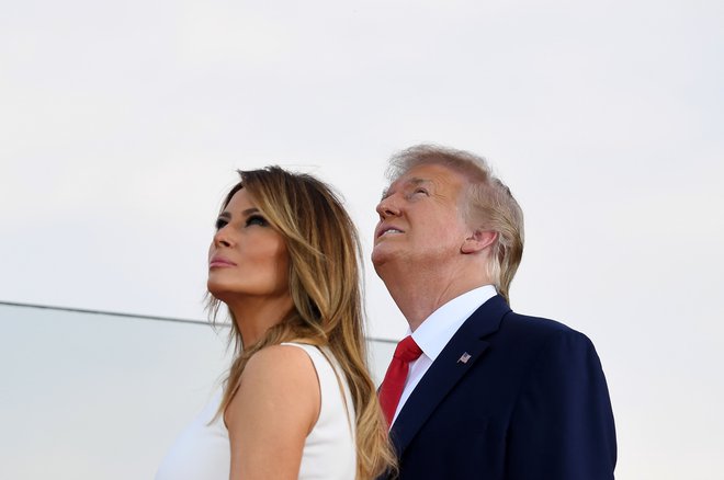 Na dan prihajajo zakladi iz Trumpove kleti, Melania pa je morala po nakupih. Foto Saul Loef/AFP
