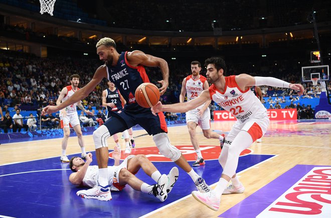 Rudy Gobert in drugi olimpijski podprvaki Francozi so proti Tukom za las ušli slovesu. FOTO: Annegret Hilse/Reuters
