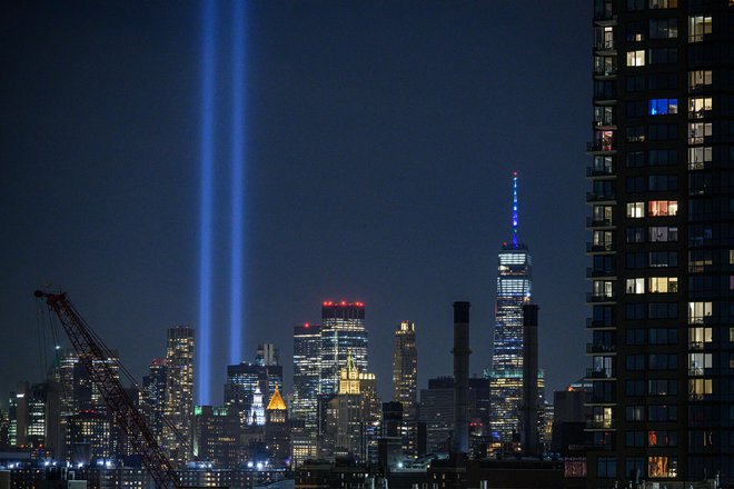 Svetlobna instalacija nad Manhattnom ob spominu na teroristični napad 11. septembra 2001. FOTO: AFP/Ed Jones
