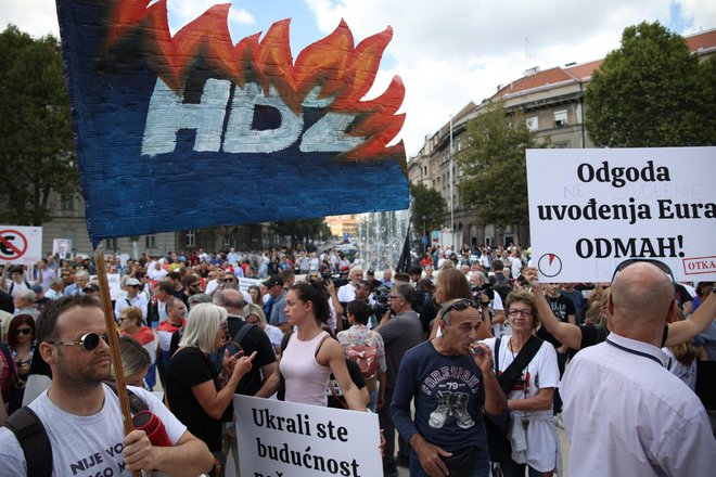 Prireditelji so pričakovali več ljudi, vendar je tudi nekaj tisoč zbranih v Zagrebu poslalo vladajoči eliti jasno sporočilo. FOTO: Dragan Matić/Cropix
