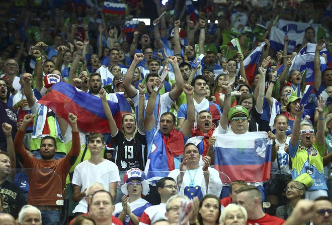 Slovenski navijači so dopotovali tudi v Katowic. FOTO: Jože Suhadolnik/Delo
