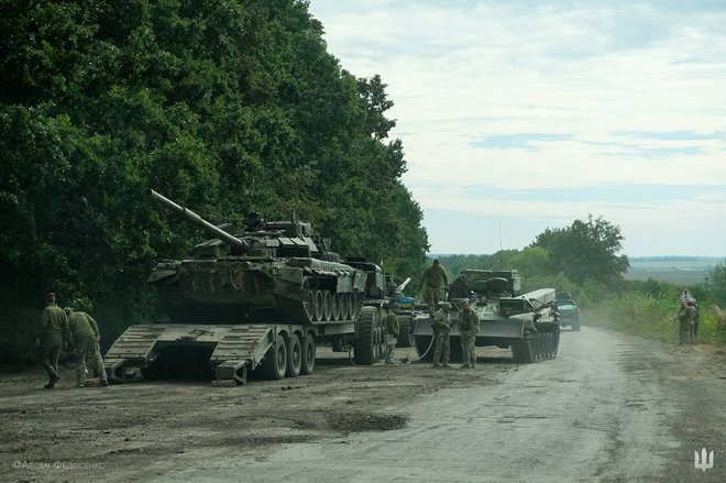 Ukrajinske sile so&nbsp;v protiofenzivi po poročanju ukrajinskih oboroženih sil zajele več ruskih tankov. FOTO: Reuters
