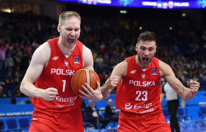 Poljska košarkarja Jaroslaw Zyskowski in Michal Michalak bosta poskušala v sredo pokvariti načrt tudi slovenski reprezentanci. FOTO: Annegret Hilse/Reuters
