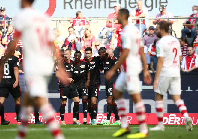 Sheraldo Becker proslavlja s soigralci po zadetku v Kölnu, ki ga sodniki kasneje niso priznali. FOTO:&nbsp;Thilo Schmuelgen/Reuters
