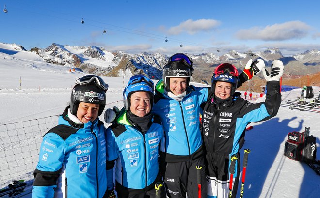 Tina Robnik, Meta Hrovat, Ana Bucik in Andreja Slokar pred lanskim začetkom smučarske sezone v Söldnu. FOTO: Matej Družnik
