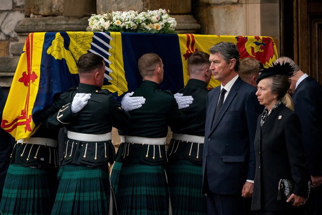 Na poti do Edinburga so se preminuli monarhinji poklonile množice, ki so se zbrale ob cesti. FOTO: Reuters
