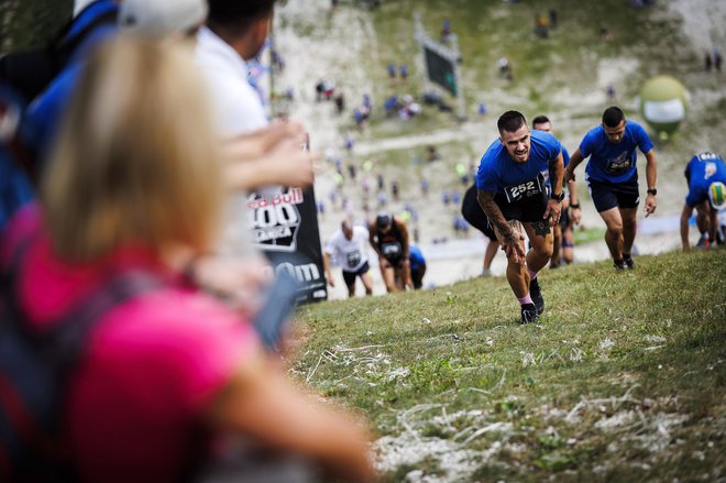 Nekateri gredo le po kljukico, enkrat in nikoli več, drugi premagujejo svoje osebne rekorde, pa morda prijatelje, sosede, tretji pridejo po vrhunski rezultat in skupno zmago.&nbsp;FOTO: Siniša Kanižaj/Red Bull Content Pool&nbsp;
