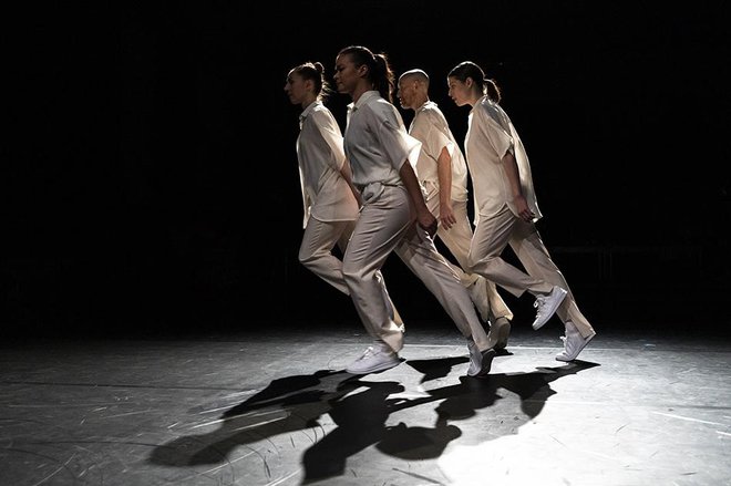 Vpogled v opus Lucinde Childs bo v Katedrali Kina Šiška ponudila skupina Dance On Ensemble. FOTO: Jubal Battisti

