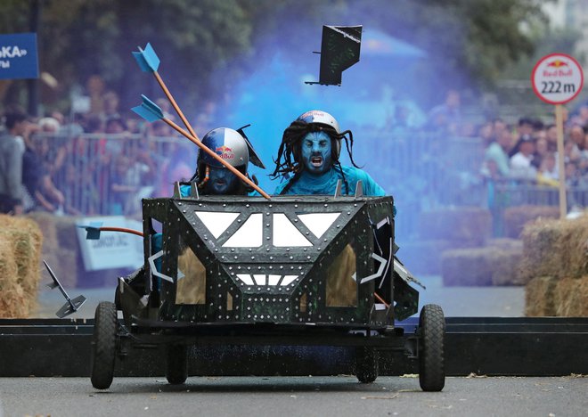 V kazahstanskem mestu Almaty je potekala dirka Red Bull Soapbox, na kateri so se na progi pomerila izključno doma izdelana vozila brez motorja. Foto: Pavel Mikheyev/Reuters
