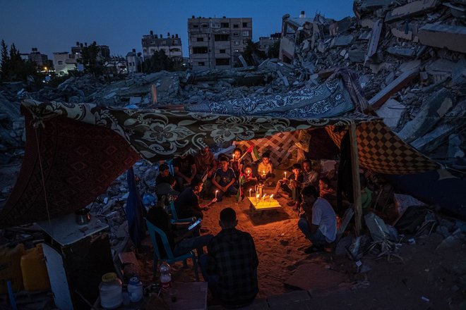 Palestinski otroci v Gazi protestirajo proti izraelskim napadom. FOTO: Fatima Shbair/Getty Images
