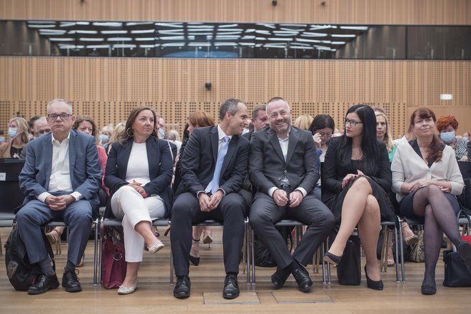 Zdravnik Iztok Kos (levo) je tretji od ministrovih ljudi, ki so se odločili, da ne bodo več vztrajali v njegovi ekipi. FOTO: Jure Eržen/Delo
