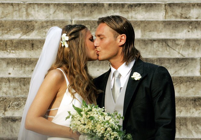 Francesco Totti in Ilary Blasi sta se poročila 19, junija 2005, dogodek je prenašala tudi TV RAI. FOTO: Andreas Solaro/AFP