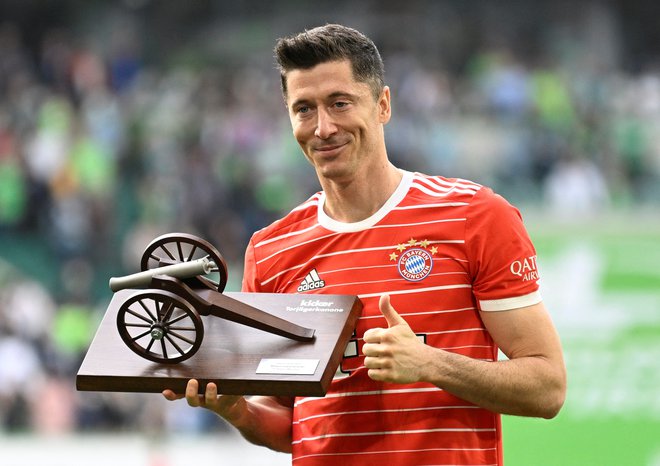 Robert Lewandowski se je od Münchna poslovil s svojo sedmo nagrado za najboljšega strelca bundeslige. Rekordna je bila sezona 2020/21 z 41 goli. FOTO: Fabian Bimmer/Reuters
