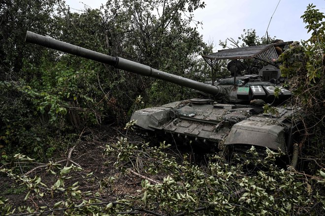 Zapuščen ruski tank na vzhodu Ukrajine.&nbsp;FOTO:&nbsp;Juan Barreto/AFP
