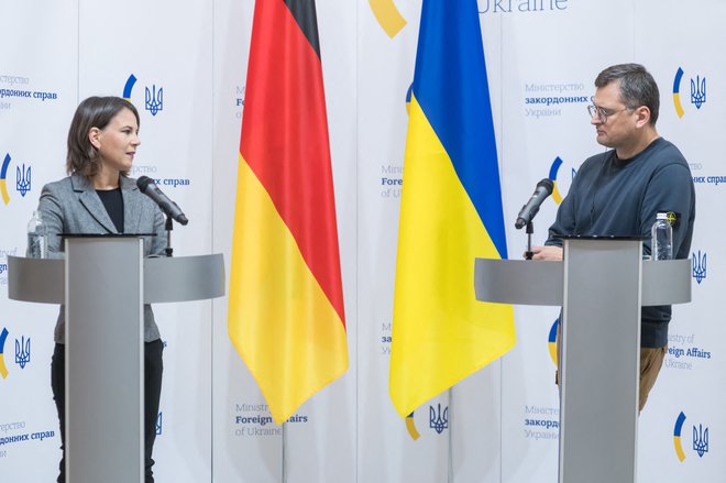 Ukrajinski zunanji minister Dmytro Kuleba in nemška ministrica za zunanje zadeve Annalena Baerbock v Kijevu. FOTO: AFP
