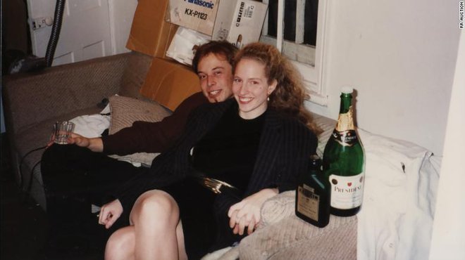 Ena od 18 fotografij, ki so naprodaj: Jennifer Gwynne leta 1995 med nazdravljanjem s svojim tedanjim fantom Elonom Muskom. Foto: RR Auction

