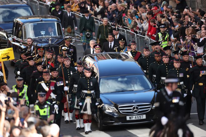 Tudi na ulice glavnega škotskega mesta Edinburg so se danes&nbsp; zgrnile množice, da bi se poslovile od vladarice. FOTO: Carl Recine/Reuters
