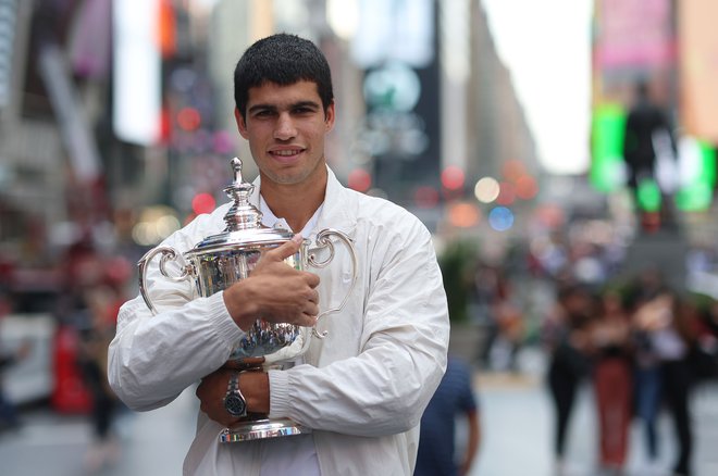 Carlos Alcaraz se je včeraj s pokalom sprehodil po Manhattnu. FOTO: Julian Finney/AFP
