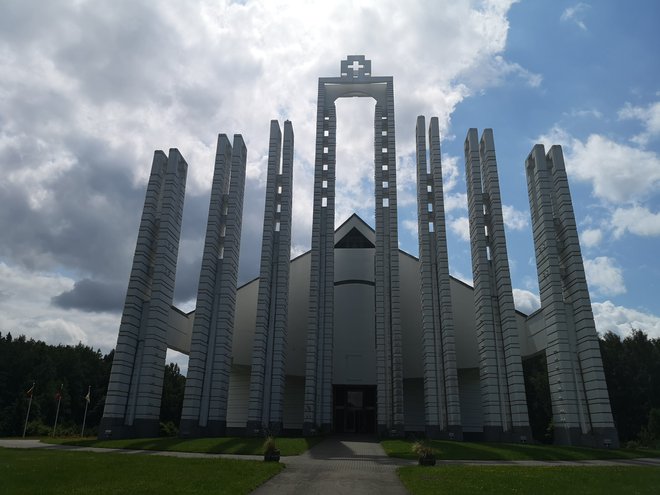 V idealno zasnovanem delavskem mestu Elektrenai ni bilo mesta za cerkev. Moderno Marijino cerkev so postavili šele po osamosvojitvi Litve. FOTO: Marko Gams
