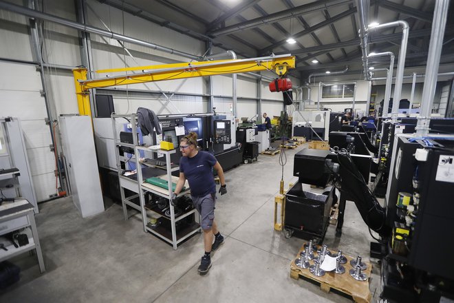 V podjetju Robotehnika vsakoletni dobiček vedno vlagajo nazaj v nakup strojev, v opremo in avtomatizacijo lastne proizvodnje. FOTO: Leon Vidic/Delo
