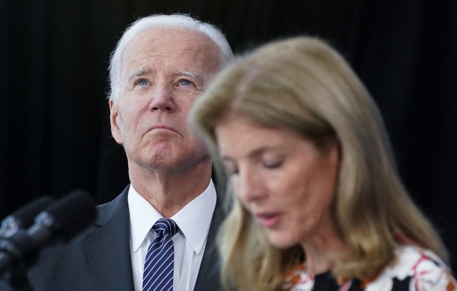 Ameriški predsednik Joe Biden in hči Johna F. Kennedyja Caroline med predstavljanjem pobude za boj proti raku.&nbsp;FOTO: Kevin Lamarque/Reuters
