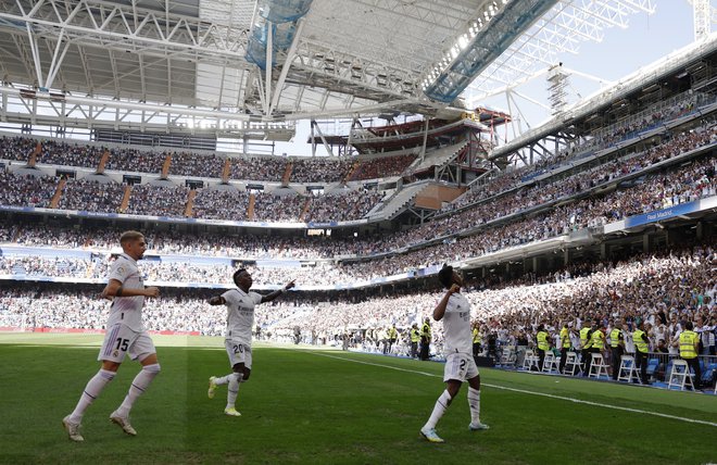 Brazilski napadalec Rodrygo (desno) proslavlja po golu v mreži Mallorce na zadnji ligaški preizkušnji v Madridu.&nbsp;FOTO:&nbsp;Susana Vera/Reuters
