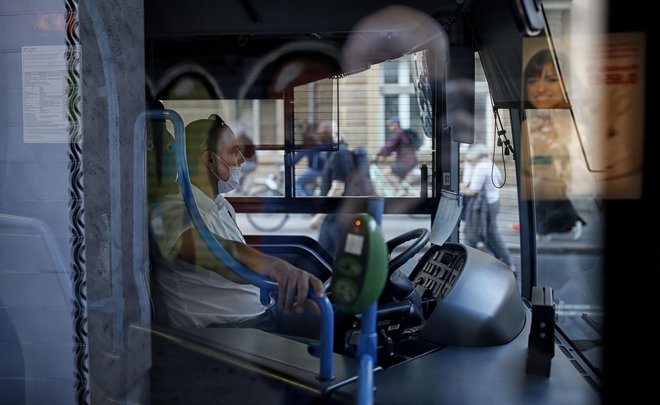 Plačilo s kreditnimi karticami na mestnih avtobusih bo mogoče, ko bodo nameščeni novi čitalci. FOTO: Blaž Samec/Delo
