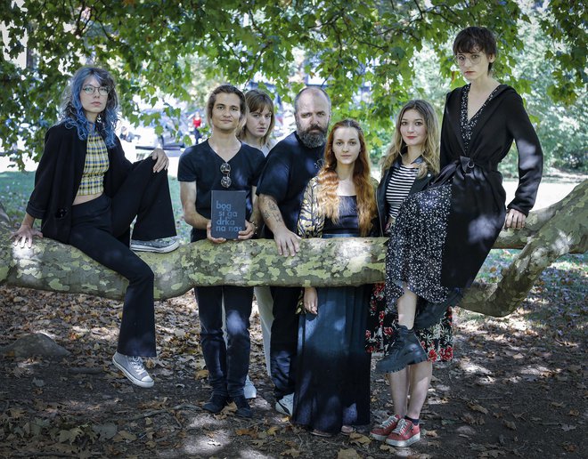 Mladi pesniki (z leve proti desni) Nela Poberžnik, Vid Karlovšek, Lara Pustinek Miočić, založnik Dejan Koban, Lara Božak, Hana Meško in Urša Majcen. FOTO: Jože Suhadolnik/Delo
