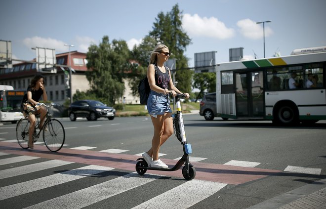 Električni skiroji v Ljubljani so zelo priljubljeni. Foto Blaž Samec
