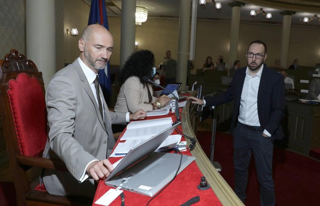 Predsednik zagrebške mestne skupščine Joško Klisović (levo, ob njem župan Tomislav Tomašević) ne namerava odstopiti kljub pozivom iz lastne stranke. FOTO: Damjan Tadić/Cropix
