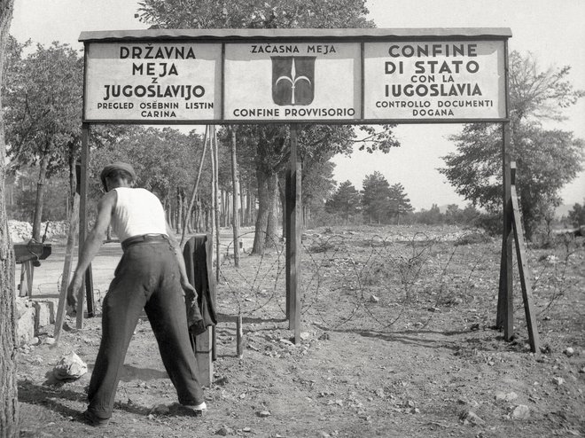 Označevanje začasne meje z Italijo na dan priključitve večjega dela Primorske matični domovini, 15. septembra 1947. FOTO: Edi Šelhaus, hrani Muzej novejše zgodovine Slovenije
