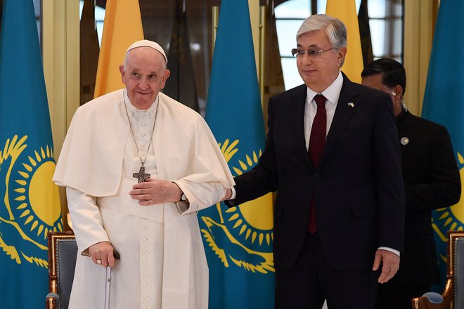 Papež Frančišek bo v Nursultanu, kjer ga je sprejel kazahstanski predsednik Kasim Žomart Tokajev, nastopil dvakrat, na začetku in ob koncu srečanja. FOTO: Filippo Monteforte/AFP
