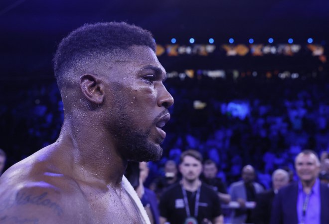 Anthony Joshua (na fotografiji) ni najbolje sprejel že drugega poraza z Ukrajincem Oleksandrom Usikom, a nemudoma zgrabil priložnost za prvi spopad s Tysonom Furyjem v karieri. FOTO: Andrew Couldridge/Reuters
