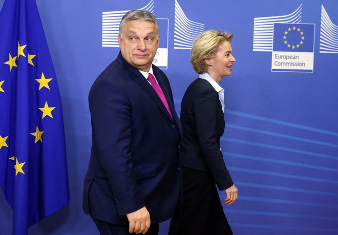 Kritiki Madžarske v Bruslju se bojijo, da bo predsednica evropske komisije Ursula von der Leyen s kakšnim gnilim kompromisom na koncu le popustila predsedniku vlade Viktorju Orbánu. FOTO: Francois Walschaerts/AFP
