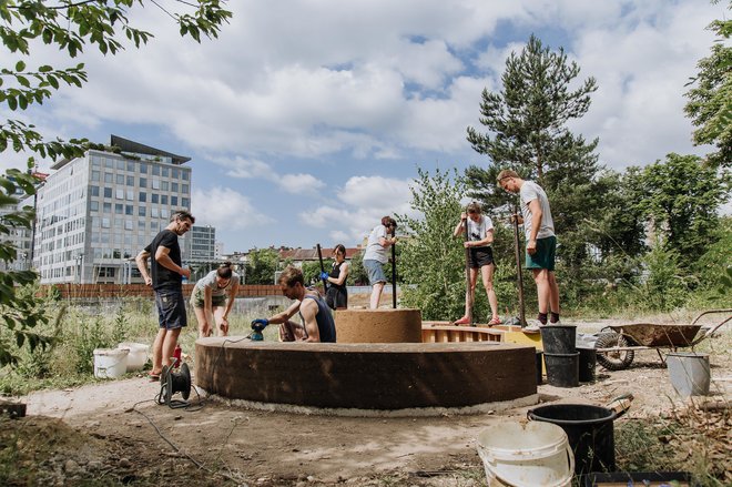 V Kraterju med drugim raziskujejo možnosti rabe ekoloških, lokalno proizvedenih gradbenih materia&shy;lov, saj veliko komercialnih izdelkov za naravno gradnjo k nam prihaja iz tujine. FOTO: Amadeja Smrekar/arhiv Krater
