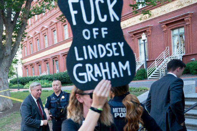 Predlog senatorja Lindseyja Grahama je razvnel razgreto debato o pravici do umetne prekinitve nosečnosti, ki lahko demokratom pomaga ohraniti večino v kongresu na novembrskih volitvah. FOTO: Stefani Reynolds/AFP
