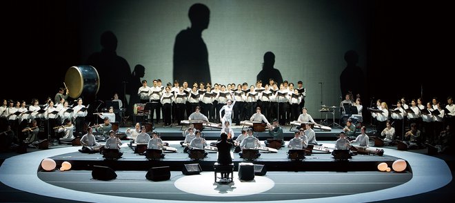 Orkester združuje skupino kukak glasbenikov, ki izvaja klasično korejsko ljudsko glasbo, vokalno skupino Kjongi Mini in posebno tolkalno skupino. FOTO: Orkester Kjongi SInavi
