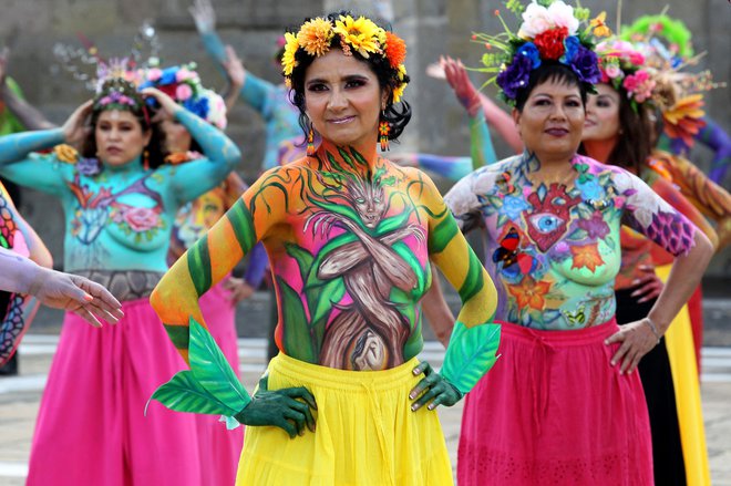 Ženske, ki so prebolele raka dojk, pozirajo fotografu z umetniško poslikanimi zgornjimi deli teles, med akcijo &raquo;Črta za življenje&laquo;, v mehiškem mestu Guadalajara. Foto: Ulises Ruiz/Afp
